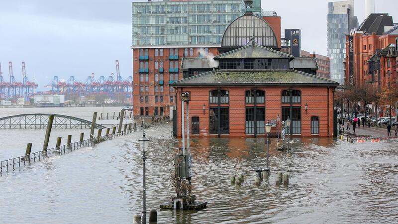 Sturmflut an Nordsee und Elbe: Fischmarkt überschwemmt Das Wasser der Elbe wird bei einer Sturmflut auf den Hamburger Fischmarkt gedrückt.