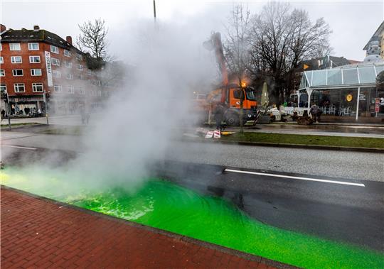 Das Wasser der Este in Buxtehude wird grün eingefärbt (Symbolbild). Foto: Axel Heimken/dpa