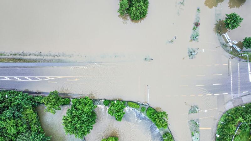 Hochwasser: Dauerregen sorgt für Extrem-Wochenende im Süden Das Wasser der Ilm ist in Oberbayern über die Ufer getreten.