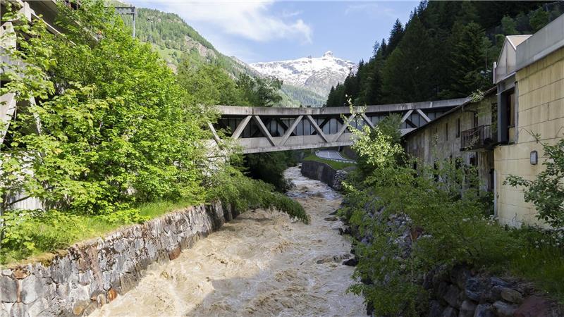 Nach Gletscherabbruch: Gestauter See läuft ab Das Wasser der Lonza rauscht wieder im unteren Tal.