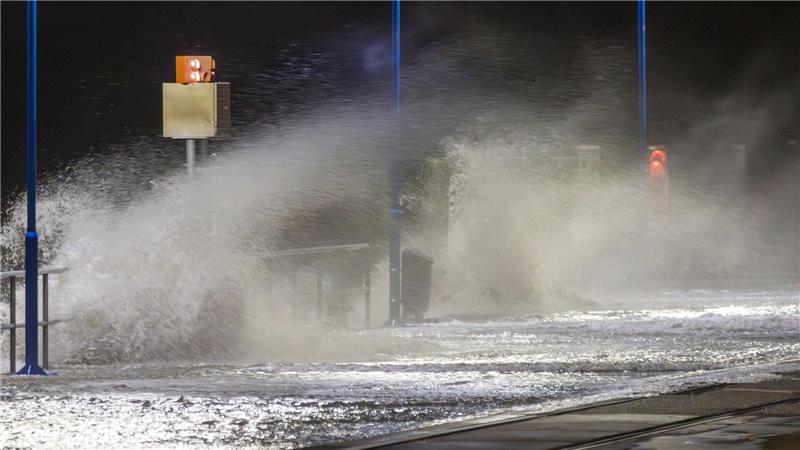 Das Wasser der Nordsee peitscht auf den Fährhafen Dagebüll.