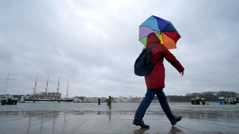 Wetterdienst verlängert Dauerregen-Warnungen Das Wasser der Trave schwappt in Lübeck auf die Travepromenade.