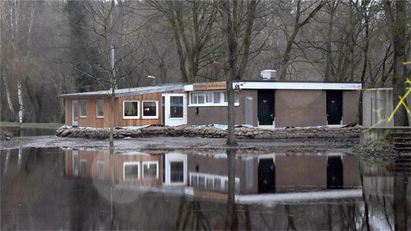 Das Wasser des Birkensees reicht nicht mehr ganz an das Restaurant "Pavillon" heran.
