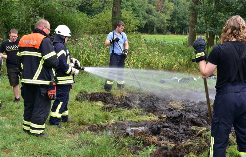 Bei Mulsum brennt der Moorboden Das Wasser dringt durch die umgegrabene Fläche. Foto Beneke