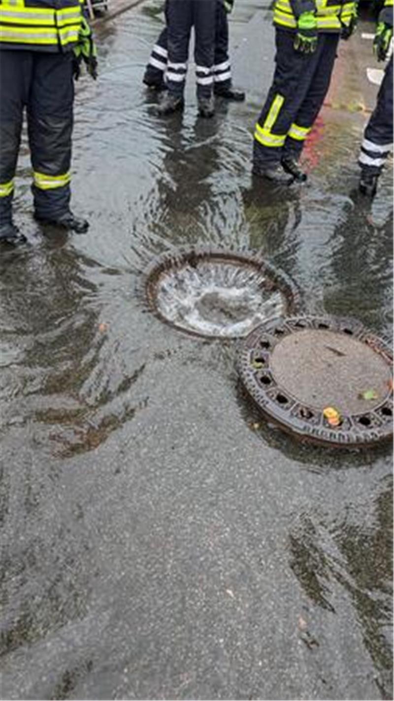 Hunderte Notrufe: Darum hielt sich das Gewitter so lange Das Wasser dringt in der Samtgemeinde Zeven aus dem Gully.
