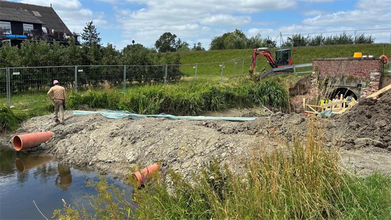 Deichverband erhöht Sicherheit: Altes Siel in Groß Hove wird umgebaut Das Wasser fließt zwischen der Alten Hover Wettern und der Este vorerst durch einen Bypass.
