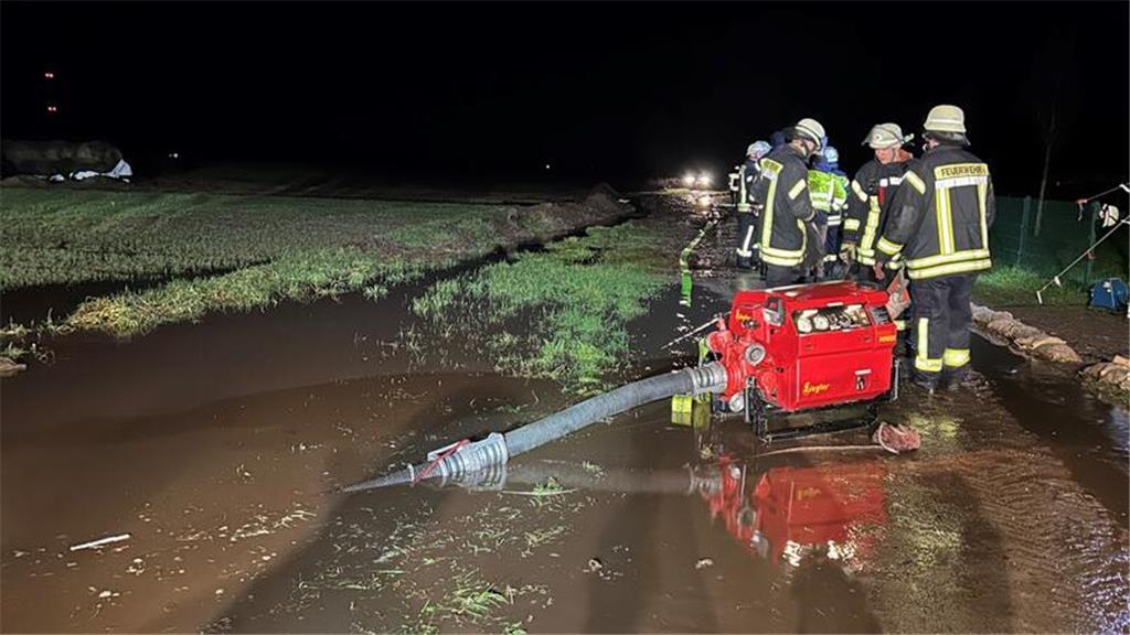 Das Wasser floss aus von den Feldern in Hedendorf auf Straße und Grundstücke. Di...