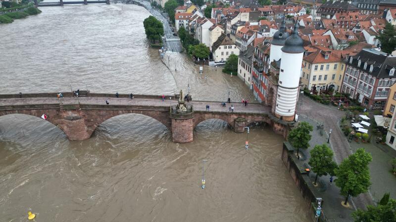 Hochwasser: Dauerregen sorgt für Extrem-Wochenende im Süden Das Wasser hat die Heidelberger Altstadt erreicht.