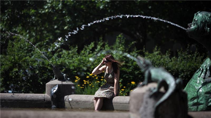 Stuhlmannbrunnen: Wasser nach Rotfärbung wieder klar Das Wasser im Brunnen sprudelt wieder klar. (Archiv)
