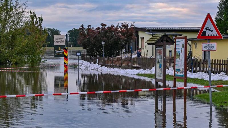 Das Wasser kommt einem Restaurant am Oderufer in Lebus gefährlich nahe - ein Wall aus Sandsäcken soll helfen.