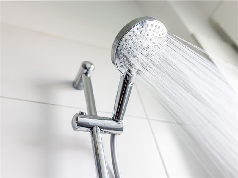 Schüler im Landkreis Stade müssen ab sofort kalt duschen Das Wasser läuft aus einem Duschkopf. Die Folgen des russischen Angriffs auf die Ukraine sorgen für ein verstärktes Energiesparen in Deutschland. Dafür soll auch das warme Wasser in den Duschen der Sporthallen abgestellt werden. Foto: Phili