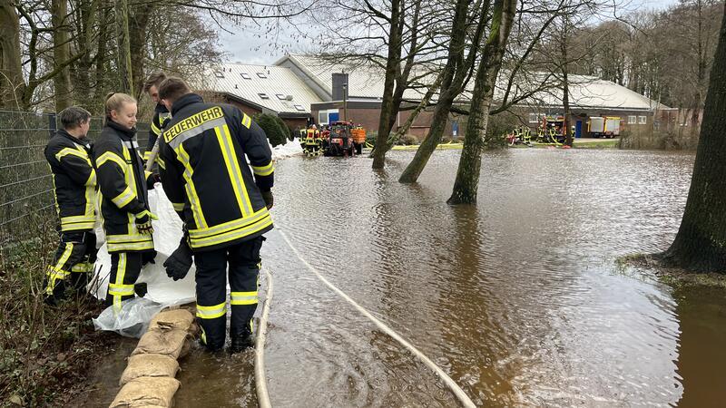 86 Einsatzkräfte bringen Harsefelder Eishalle außer Gefahr Das Wasser stand bis zur Eishalle und zum Freibad.