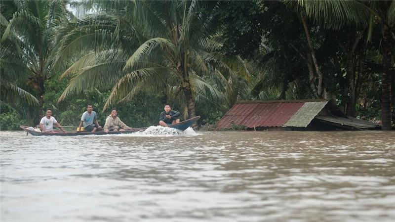 Sturm „Trami“: Zahl der Toten auf den Philippinen steigt Das Wasser stand vielerorts bis zu den Dächern.