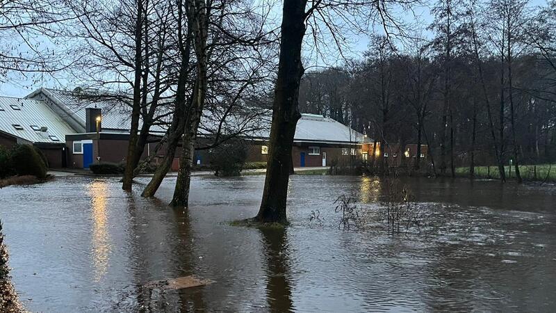 Das Wasser steht am Mittwochmorgen in Harsefeld vor Eishalle, Freibad und Campingplatz.