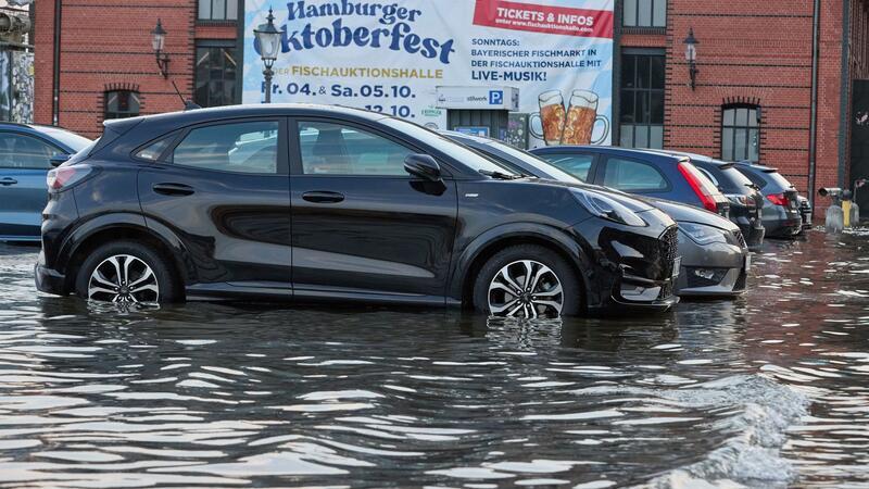 Hamburger Fischmarkt bei Sturmflut teils überspült Das Wasser stieg teilweise bis zu den Türen der am Fischmarkt abgestellten Autos