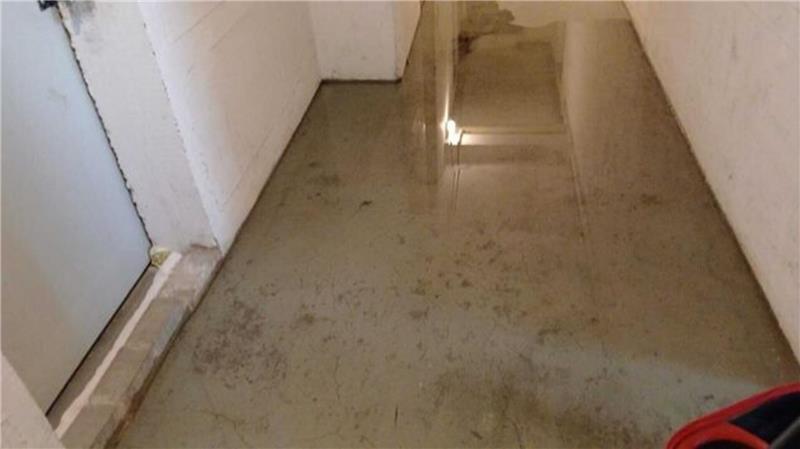 Das Wasser sucht sich seinen Weg durch die Kellerräume.
