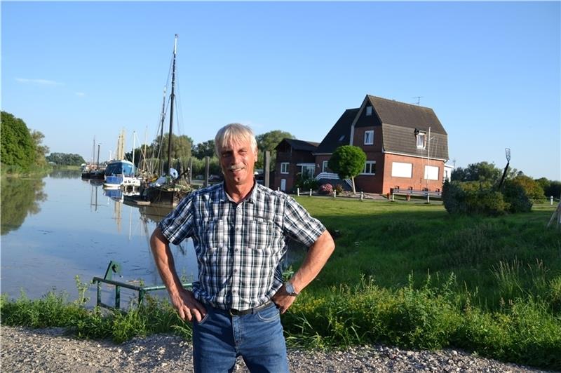 Das Wasser und die Elbe bestimmen sein Leben: Dietmar Grothmann lebt im alten Hafenhaus (rechts) von Wischhafen und arbeitet auf der Werft von Karl Meyer. Foto: Helfferich