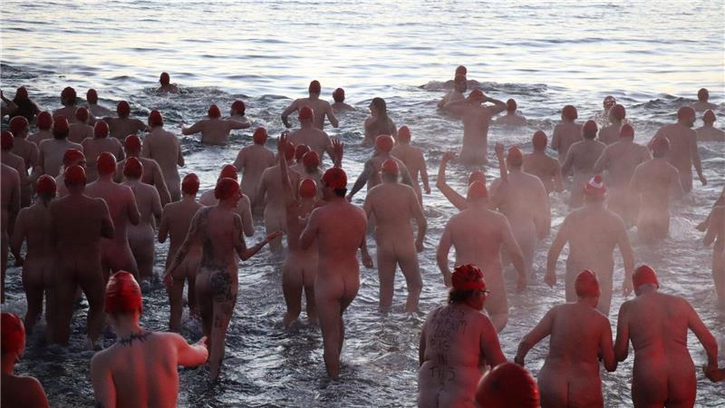 Hüllenlos in Hobart: 3.000 Nackte feiern Wintersonnenwende Das Wasser war mit zwölf Grad ungemütlich kalt.