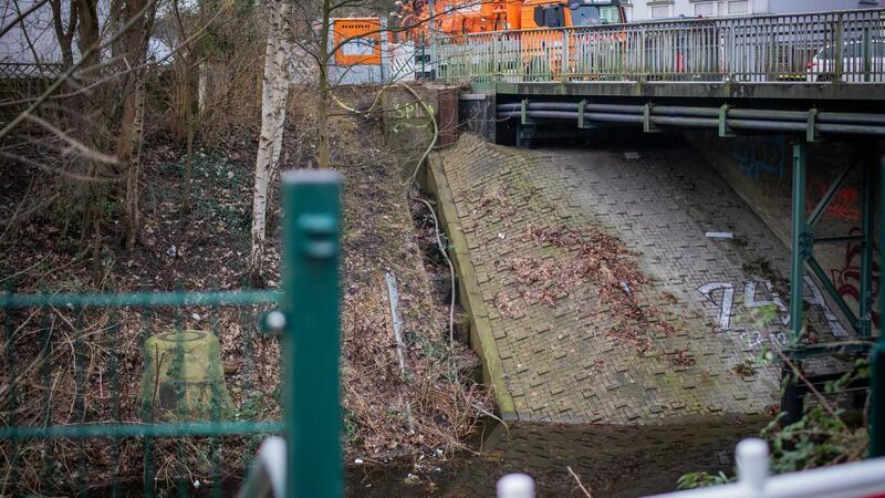 Das Wasser wird seit Dienstag mit Pumpen und Saugwagen abgeführt. Erst dann kann festgestellt werden, wie groß der Schaden am Gleisbett ist.