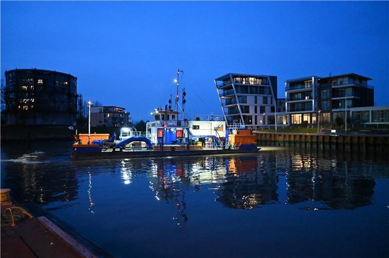 „Jetsed“ befreit Schwinge und Stadthafen vom Schlick Das Wasserinjektionsgerät „Jetsed“ kämpft gegen den Schlick im Stadthafen und in der Schwinge. Foto: Vasel