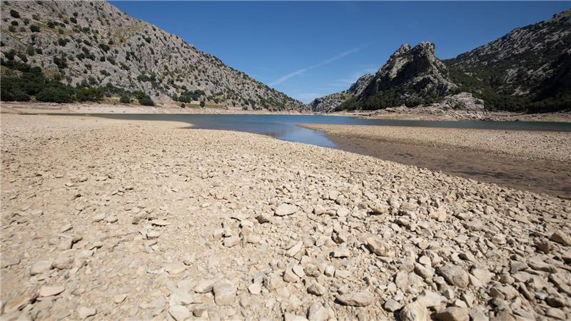 Das Wasserreservoir Gorg Blau im Tramuntana-Gebirge, das Palma auf Mallorca versorgt, war im September recht leer. (Archivbild)