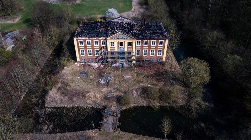 „Dichtfest“ für schwerbeschädigtes Schloss Johannstorf Das Wasserschloss diente als Kulisse für den international preisgekrönten Film „Das Weiße Band“ von Michael Haneke. (Archiv)