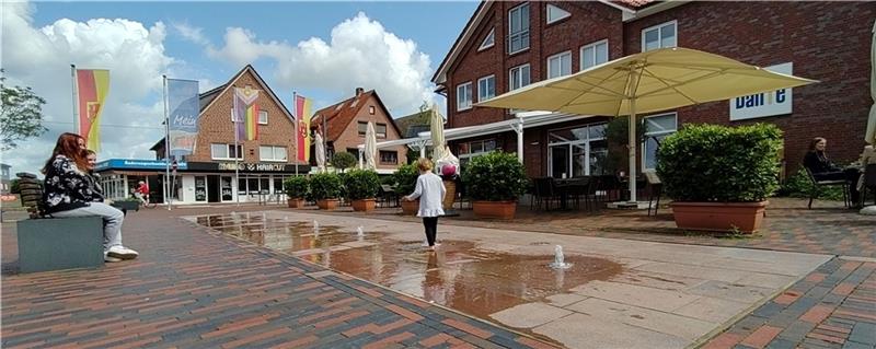 Warum das Wasserspiel beim Eiscafé in Horneburg nur mit halber Kraft fließt Das Wasserspiel vor der Eisdiele Café Dante läuft wieder - allerdings nur mit halber Kraft. Foto: Lohmann