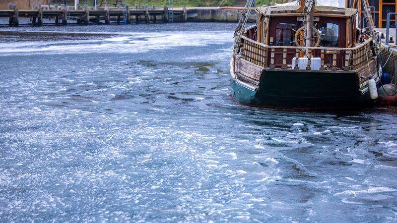 Das Wasserstraßen- und Schifffahrtsamt Ostsee (WSA) warnt vor möglicher Eisbildung an der deutschen Ostseeküste. (Archivbild)