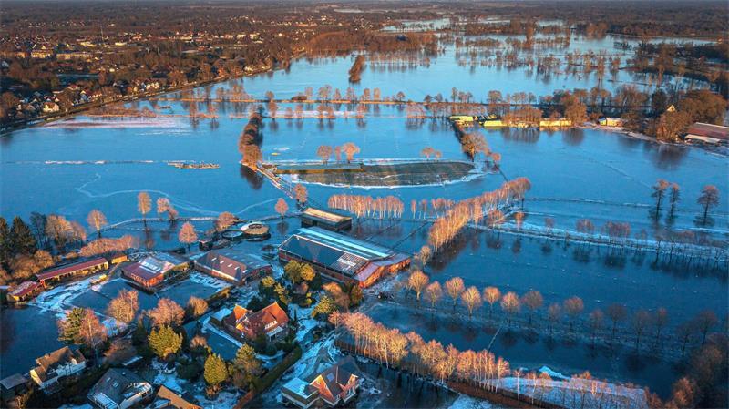 Von schweißtreibend bis eisig: Niedersachsens Wetterrekorde Das Weihnachtshochwasser machte 2023 zum regenreichsten Jahr in Niedersachsen. (Archivbild)