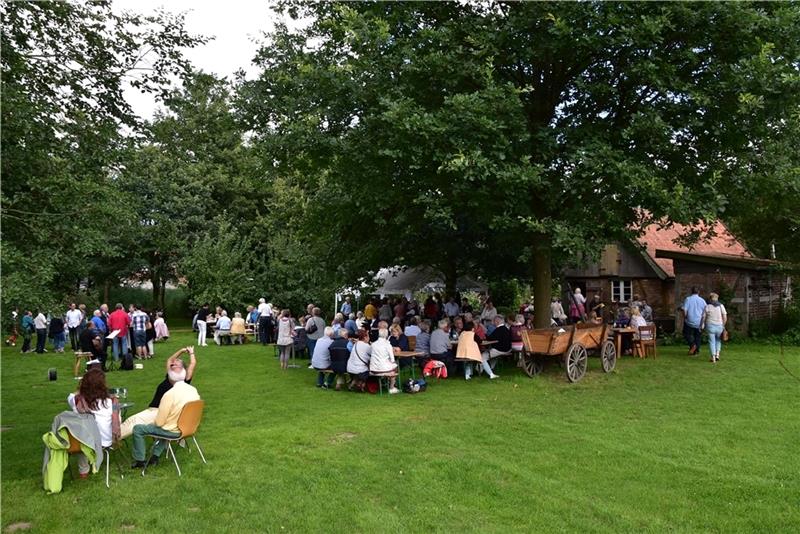 Bäuerliches Hauswesen in Bliedersdorf lädt zum Weinfest Das Weinfest im Garten des Museumsdorfs lockte auch im vergangenen Jahr viele Besucher nach Bliedersdorf. Foto: Jens Dreier