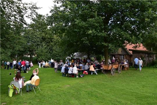 Das Weinfest im Garten des Museumsdorfs lockte auch im vergangenen Jahr viele Besucher nach Bliedersdorf. Foto: Jens Dreier