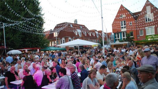 Das Weinfest ist ein beliebter Treffpunkt für gemütliches Beisammensein auf dem St.-Petri-Platz.