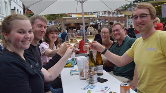 Das Weinfest vor einem Jahr: Auf dem Petri-Platz stößt dieser Freundeskreis mit Wein an. Auf Wunsch vieler Besucher wird die Musik in diesem Jahr Pausen einlegen, um das gemütliche Weingespräch zu pflegen.