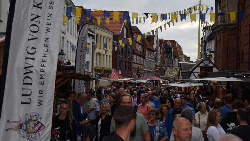 Weinfest in Buxtehude: Hier feiern Tausende Menschen zu Rock’n’Roll