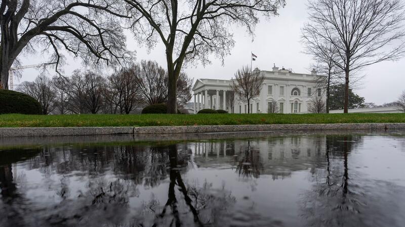 „Super Tuesday“: US-Vorwahlen in vielen Bundesstaaten Das Weiße Haus im Regen.
