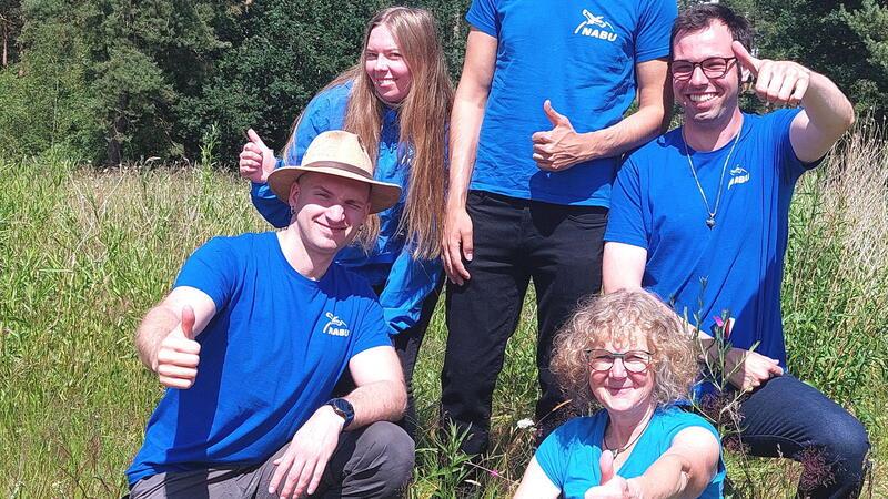 Nabu Stade sucht aktive Mitstreiter und neue Mitglieder Das Werbeteam (von links): Matviy, Mirjam, Mertund und Jendrick; vorn rechts sitzt Inken Gerlach, Vorsitzende des Nabu Stade.