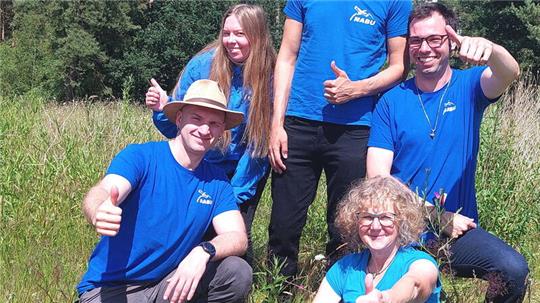 Das Werbeteam (von links): Matviy, Mirjam, Mertund und Jendrick; vorn rechts sitzt Inken Gerlach, Vorsitzende des Nabu Stade.