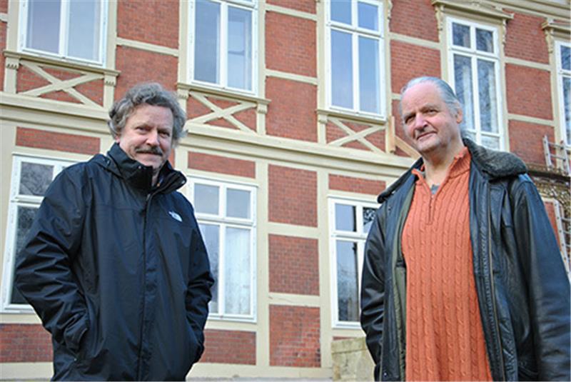 Das Werk ist vollbracht: Architekt Jens Wilke und „Schlossherr“ Hans-Jürgen Kammer vor der mit „Leader“-Mitteln sanierten Ostfassade des Horneburger Schlosses.
