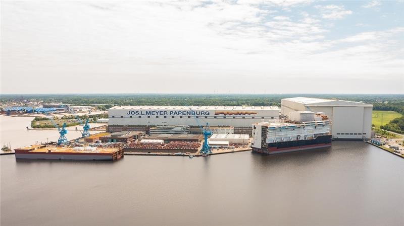 Das Werksgelände der Meyer-Werft in Papenburg an der Ems. Foto: Mohssen Assanimoghaddam/dpa