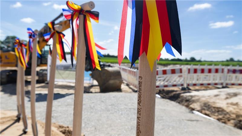 Bau der A20 geht nach langer Unterbrechung jetzt weiter Das Werkzeug für den ersten Spatenstich steht bereit.
