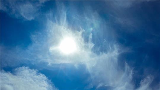 Das Wetter am Wochenende startet sommerlich-sonnig, es wird jedoch wechselhaft. (Symbolbild)