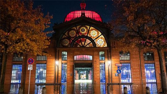 Das Wetter im Norden zeigt sich von seiner ungemütlichen Seite. In Hamburg wurde der Fischmarkt in der Nacht bereits überschwemmt.