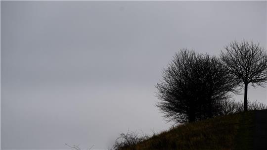 Das Wetter in Niedersachsen zeigt sich am Wochenende auch weiterhin grau und trüb. (Archivbild)