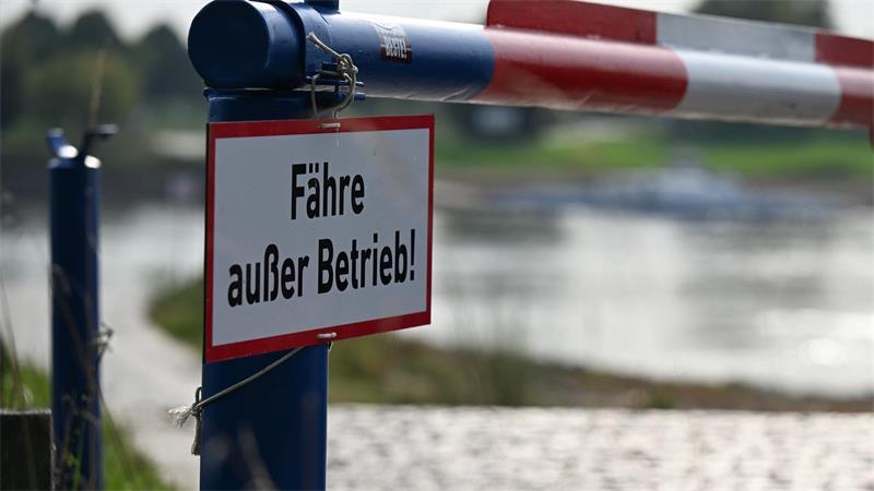Das Wetter ist schön sonnig, doch der Ausflug endet an der Schranke statt auf der Rheinfähre nach Zons. (Archivbild)