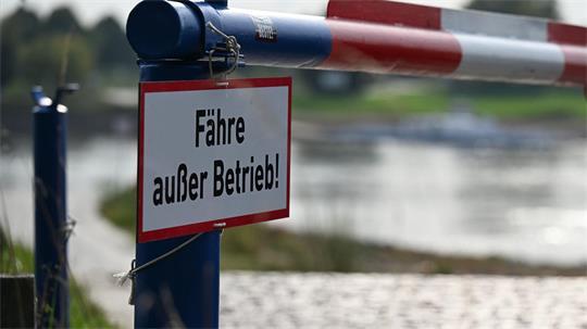 Das Wetter ist schön sonnig, doch der Ausflug endet an der Schranke statt auf der Rheinfähre nach Zons. (Archivbild)