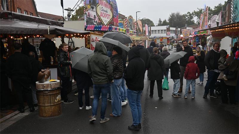 Das Wetter spielt nur bedingt mit. Die Herbstmarkt-Besucher halten mit wetterfester Kleidung und Regenschirmen dagegen.
