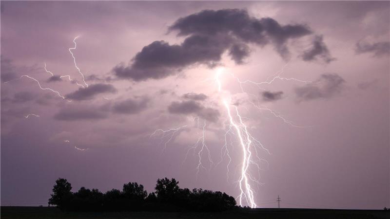 Das Wetter wird ungemütlich. Regionen in der Südhälfte müssen sich auf starke Gewitter einstellen.