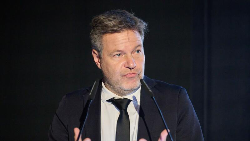 Bundesregierung will „vernünftige“ KI-Regulierung „Das Wichtigste ist jetzt, eine vernünftige KI-Verordnung auf der europäischen Ebene hinzubekommen“, sagt Bundeswirtschaftsminister Robert Habeck (Grüne).