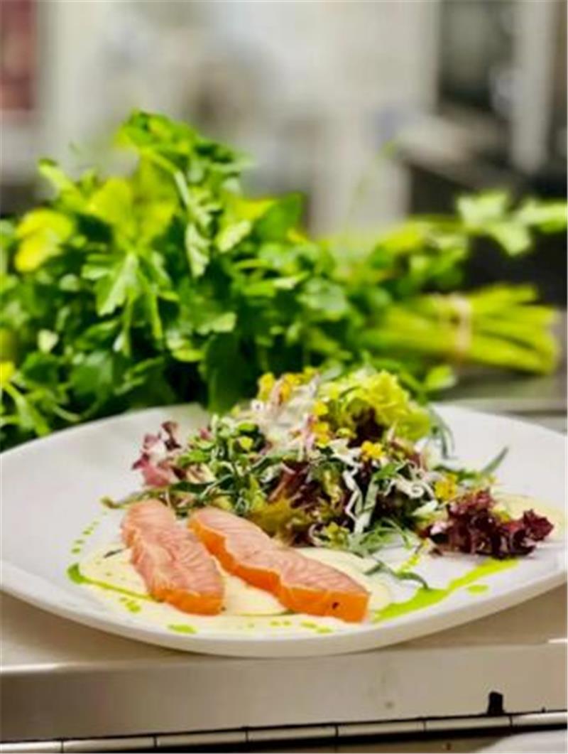 Das Wingster Genusshotel Peters empfiehlt gebeizten, geflämmten Lachs mit Limettencreme und Schnittlauchöl.