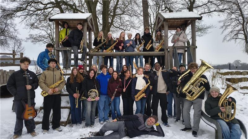 Beim Bürgerfest in Horneburg gibt es eine zünftige Keilerei Das Winterbild im Sommer untermauert die Flexibilität der Bigband des Athenaeums Stade, die jazzen und swingen wird.
